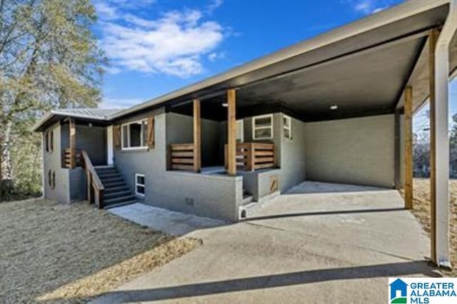 view of front of house featuring a carport and concrete driveway