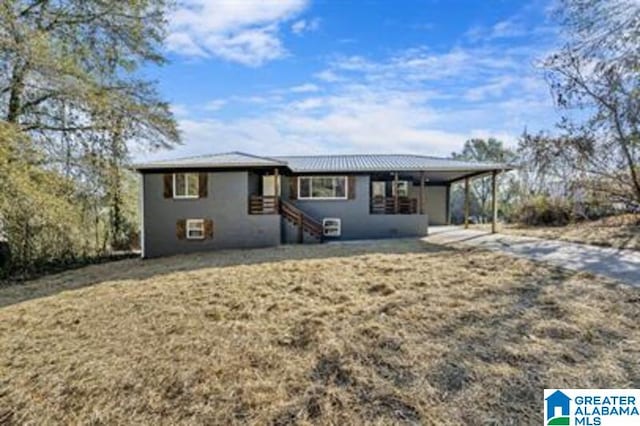 view of front of house featuring an attached carport