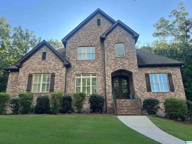 view of front of house featuring a front lawn