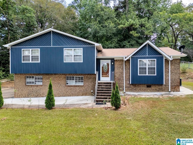 tri-level home featuring a front yard