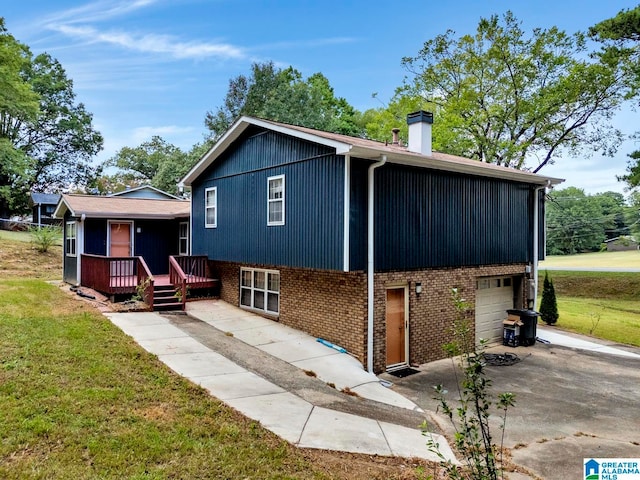 view of front of house featuring a front lawn and a garage