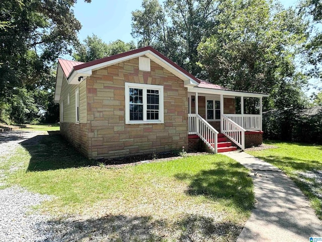 view of front facade featuring a front yard