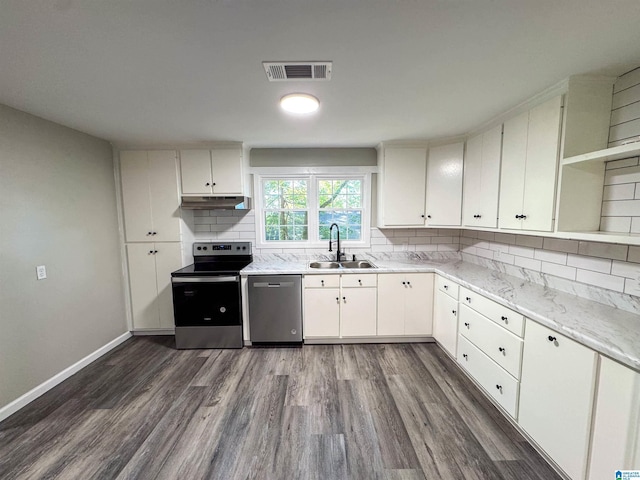 kitchen featuring backsplash, a sink, stainless steel appliances, visible vents, and dark wood-type flooring