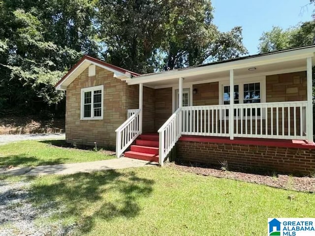 view of front facade featuring a porch and a front lawn