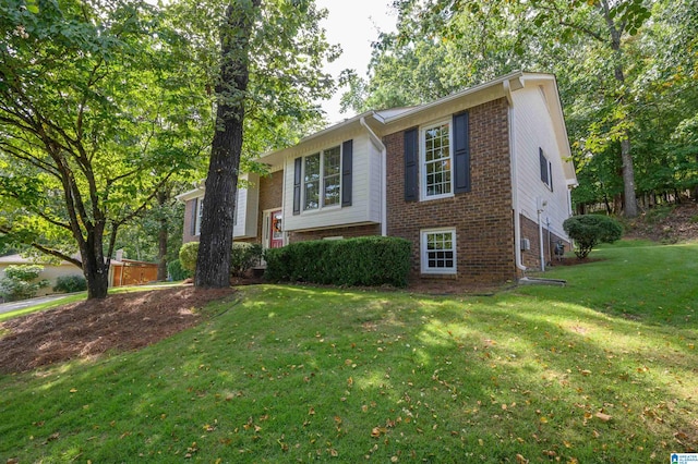 split foyer home with a front yard