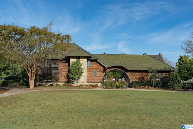 view of front of home featuring a front yard