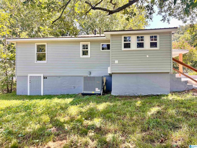 back of house featuring a lawn