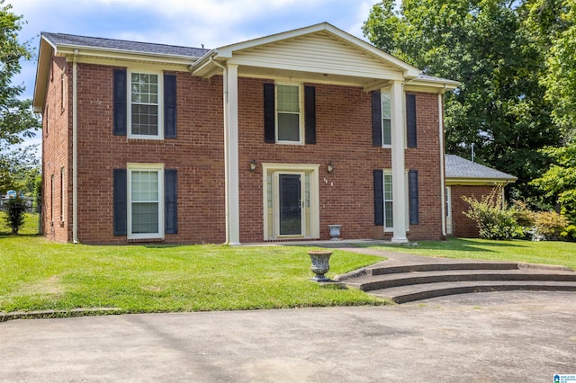 view of front of home featuring a front lawn