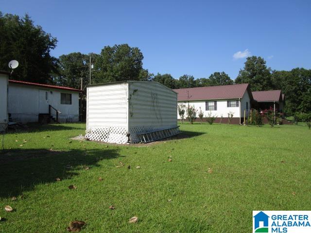 view of yard featuring a storage shed