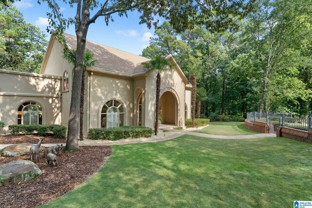 view of front of home with a front lawn