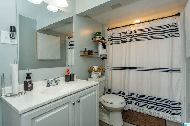 bathroom featuring a shower with shower curtain, vanity, and toilet