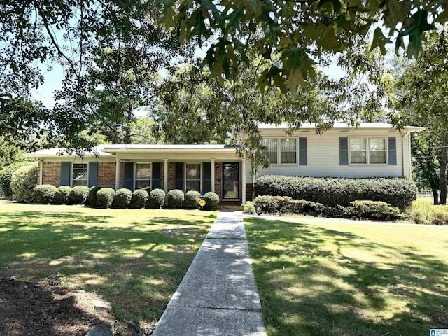 view of front of property featuring a front yard and brick siding