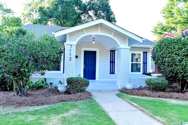 view of front of property featuring a front lawn