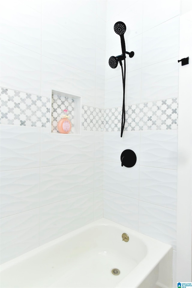 bathroom featuring tiled shower / bath