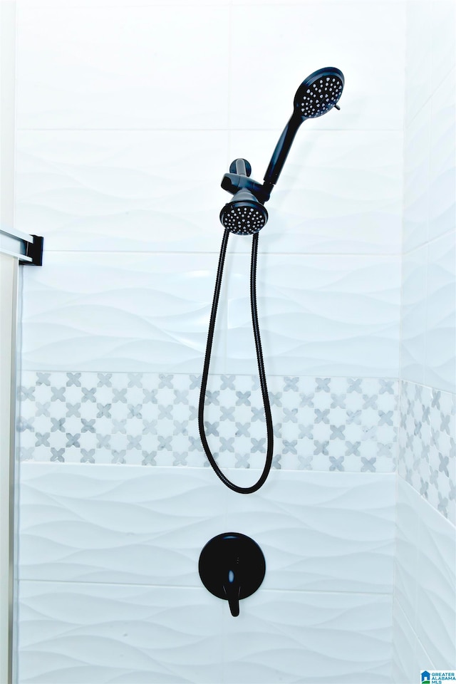 details featuring a tile shower