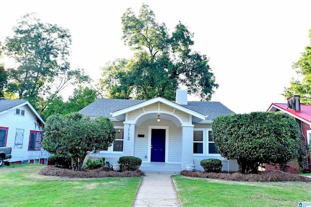 view of front of home featuring a front yard