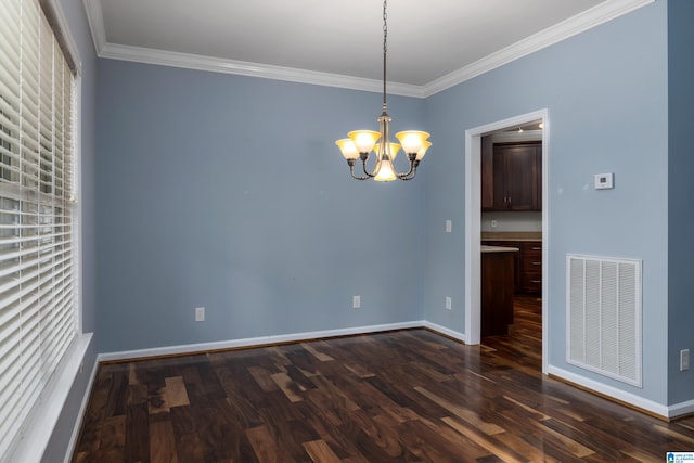 empty room with ornamental molding, dark wood-type flooring, and an inviting chandelier