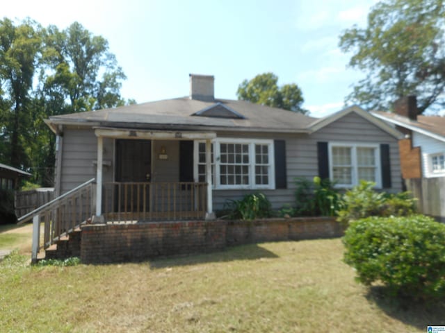 view of front facade featuring a porch and a front lawn