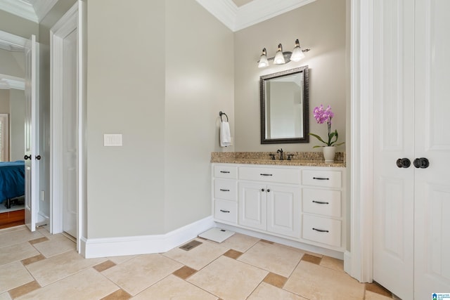 ensuite bathroom featuring vanity, ensuite bath, crown molding, and baseboards