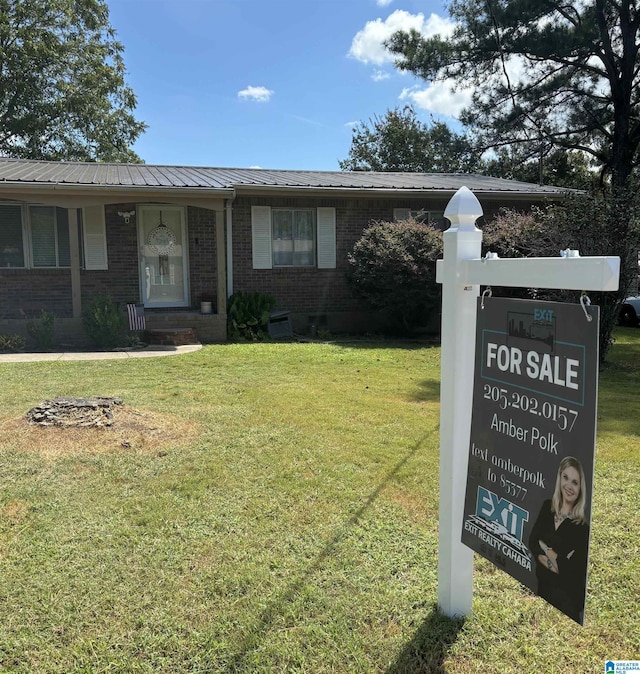 view of front of house featuring a front yard