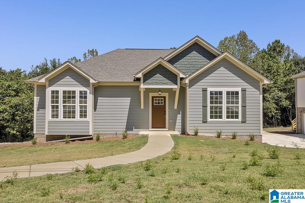 view of front of house featuring a front yard