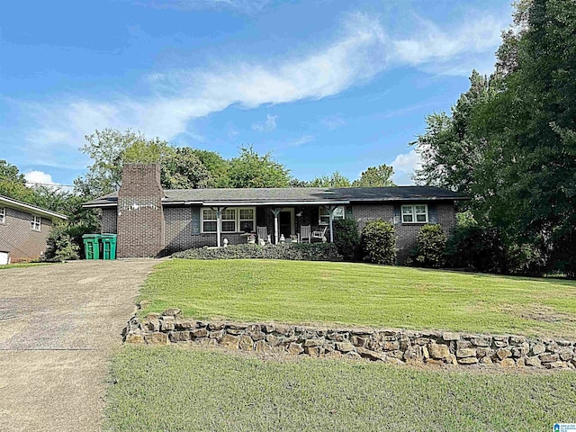 single story home with a front lawn