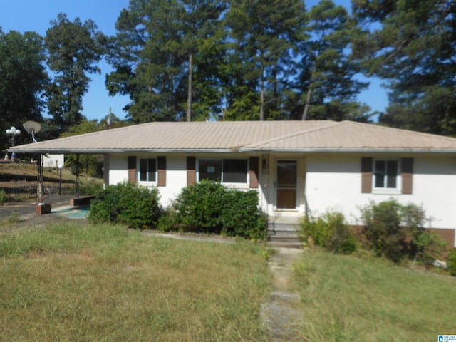 single story home with a front yard