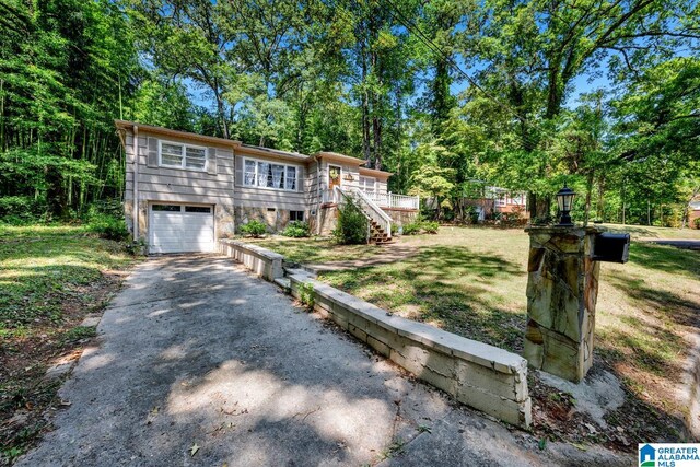 view of front facade with a garage and a front yard