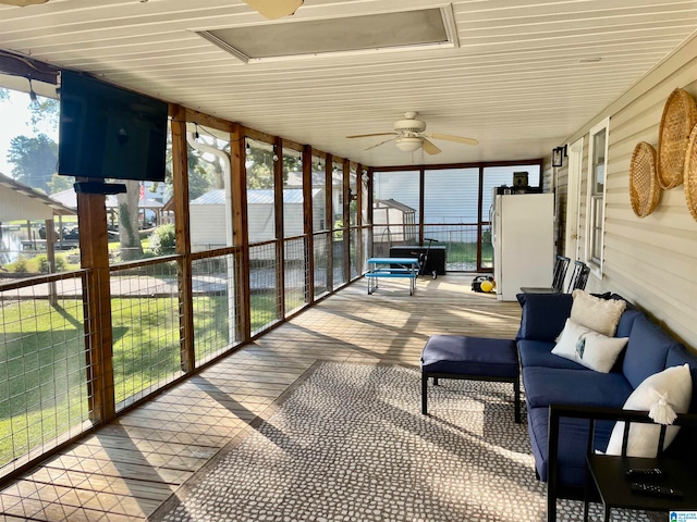 sunroom with ceiling fan