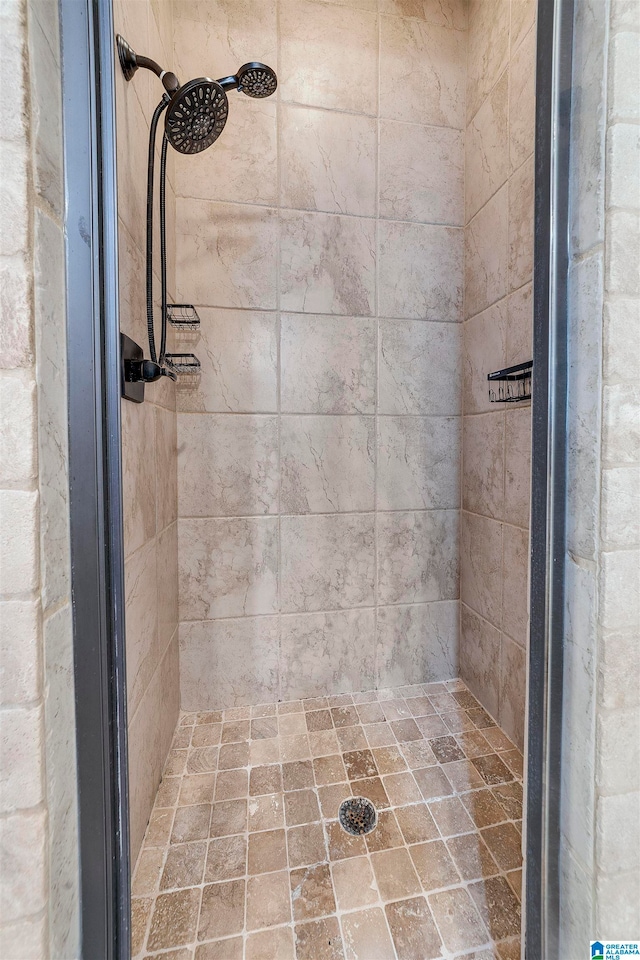 bathroom featuring a tile shower