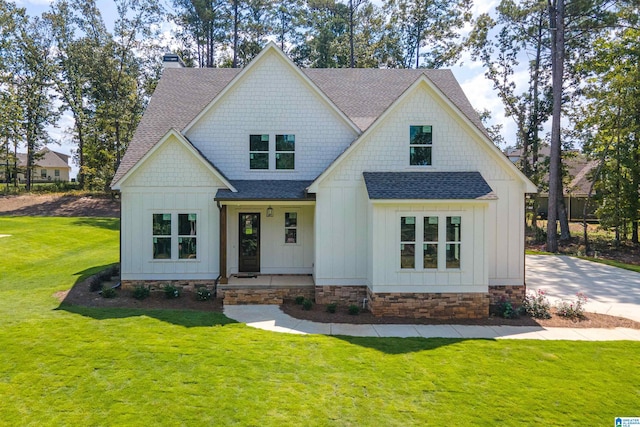 view of front facade with a front yard