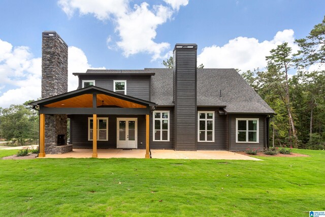 view of front facade with a front lawn