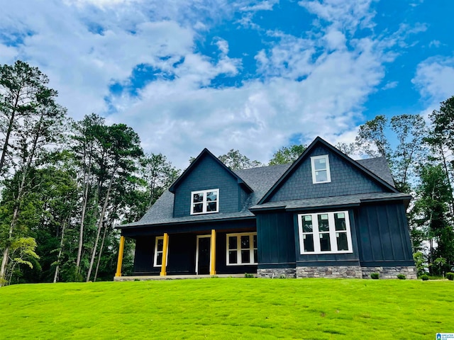 view of front of property featuring a front lawn