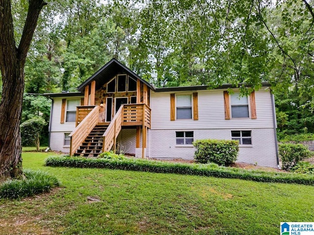 view of front of home featuring a front lawn