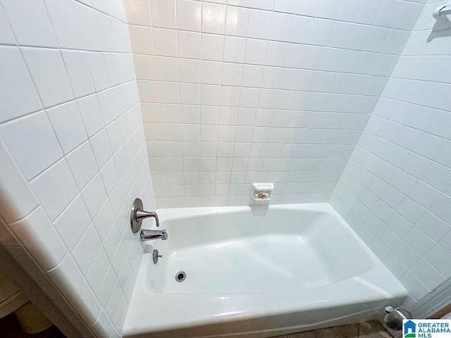 bathroom featuring tiled shower / bath