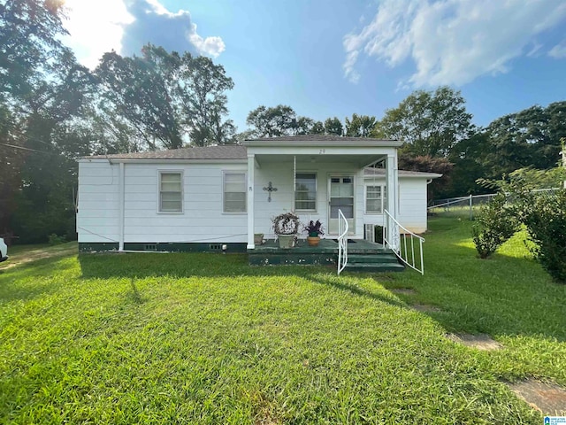 view of front facade featuring a front yard and covered porch