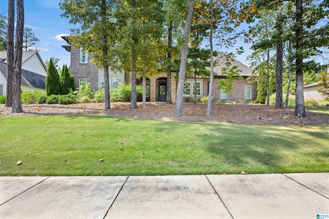 view of front of property featuring a front lawn