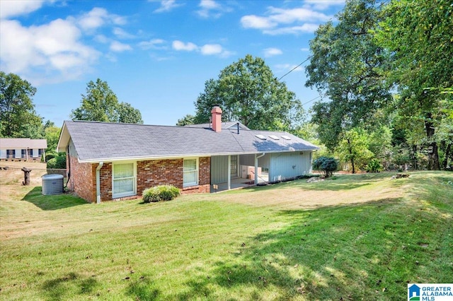 view of front of property featuring a front lawn