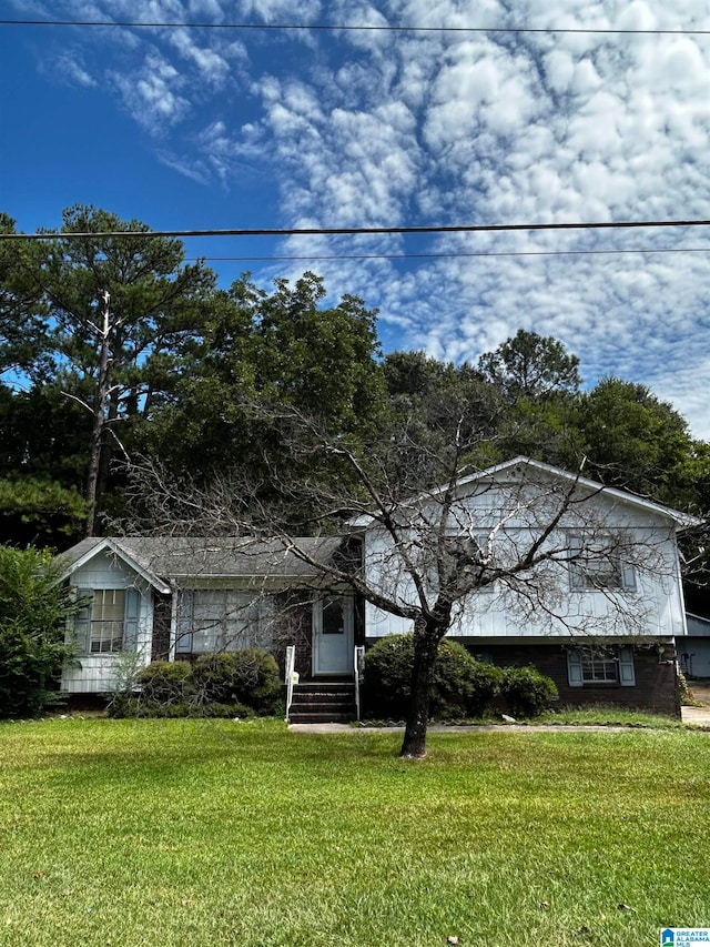 view of front facade featuring a front yard