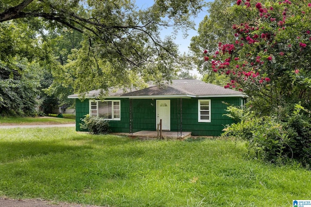 view of front of property featuring a front yard