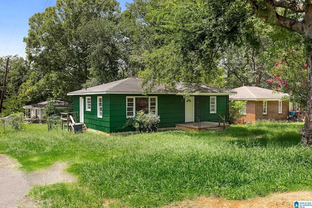 ranch-style house featuring a front yard