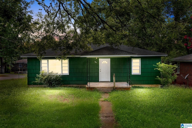 view of front facade with a front yard