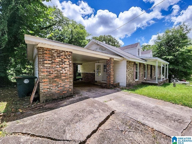 view of front of home featuring a porch, a carport, and a front yard