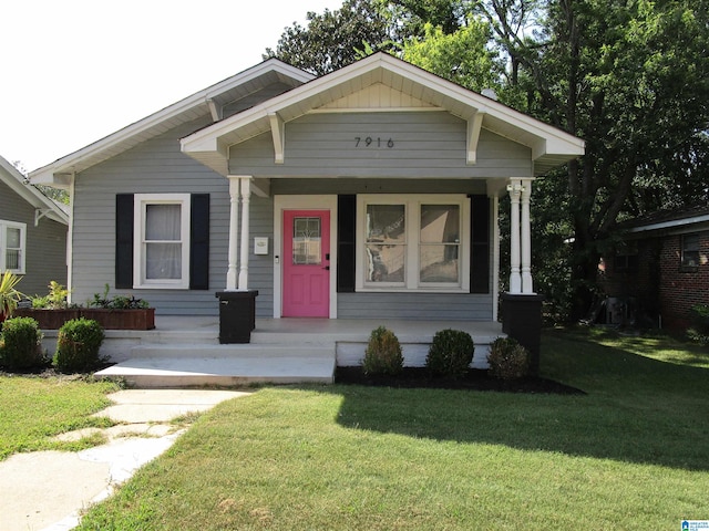 view of front of home featuring a front yard