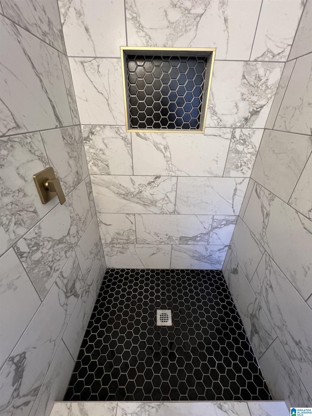 full bathroom featuring tiled shower