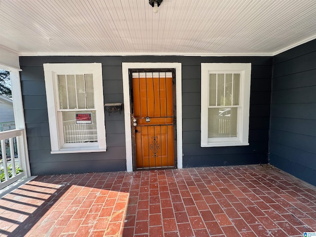 property entrance featuring a porch