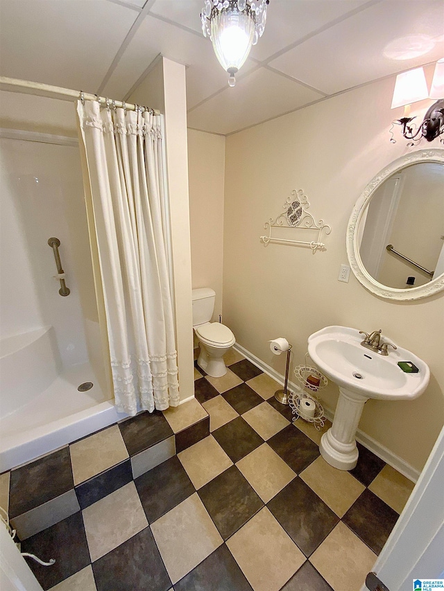 bathroom with toilet, a shower with shower curtain, and sink