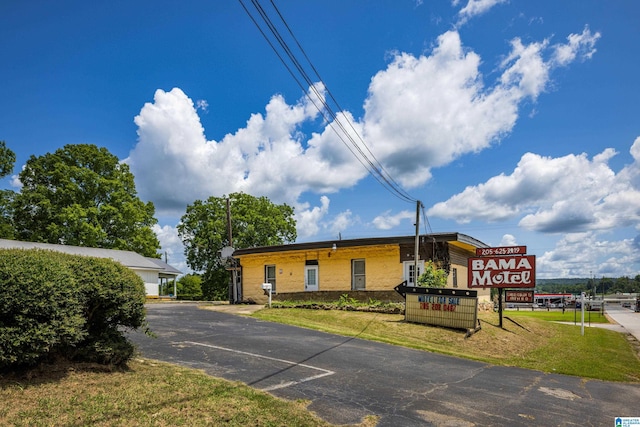 view of front of property featuring uncovered parking