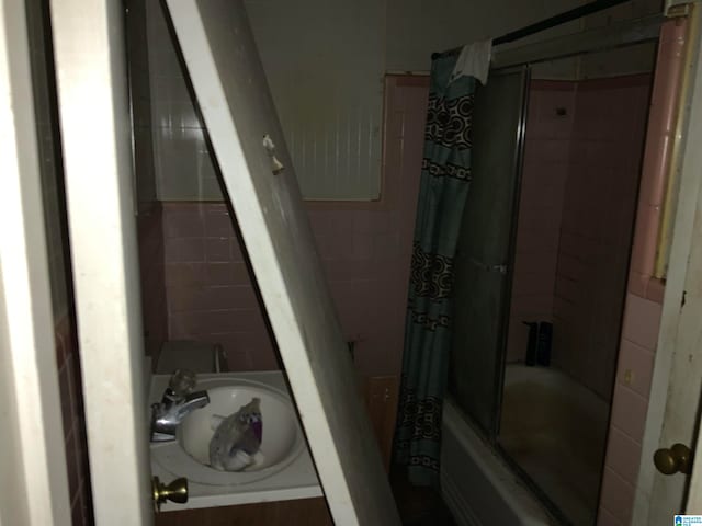 bathroom with shower / bath combo