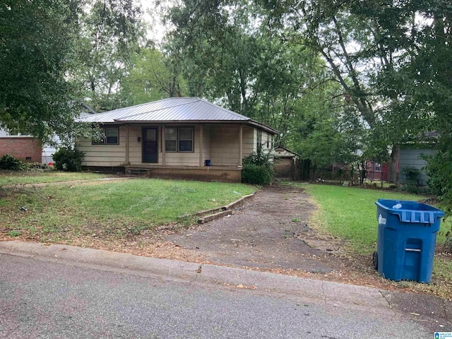 view of front of property featuring a front lawn